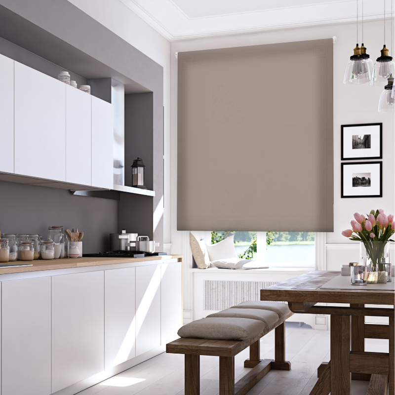 cocina con estor enrollable de color marrón topo