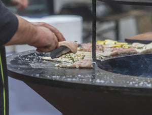 Barbacoa grande en negro con plancha acero y grill