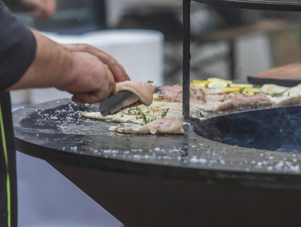Barbacoa grande en negro con plancha acero y grill