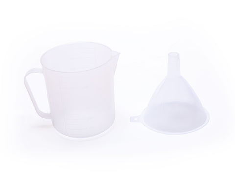 Set de jarra con embudo de medición en blanco