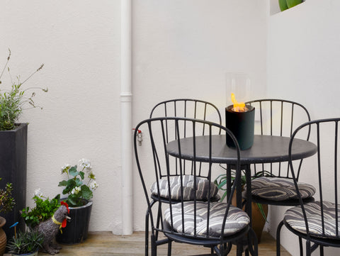 Chimenea de etanol sobremesa cilíndrica con base en acero negro