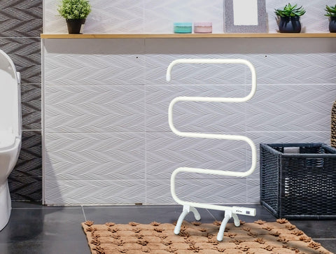 Toallero blanco con diseño moderno de aluminio