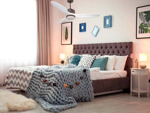 Ventilador de techo Reversible Termostato Dimable Wifi Motor DC Techos Inclinados Mando a Distancia Luz tres tonos Hypersilence Memoria