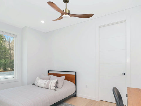 Ventilador de techo Reversible Termostato Dimable Wifi Motor DC Techos Inclinados Mando a Distancia Luz tres tonos Hypersilence Memoria 4