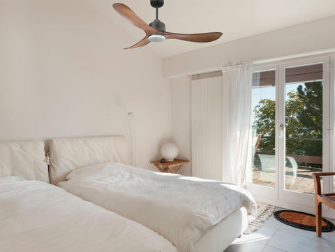 Ventilador de techo Reversible Termostato Dimable Wifi Motor DC Techos Inclinados Mando a Distancia Luz tres tonos Hypersilence Memoria 3